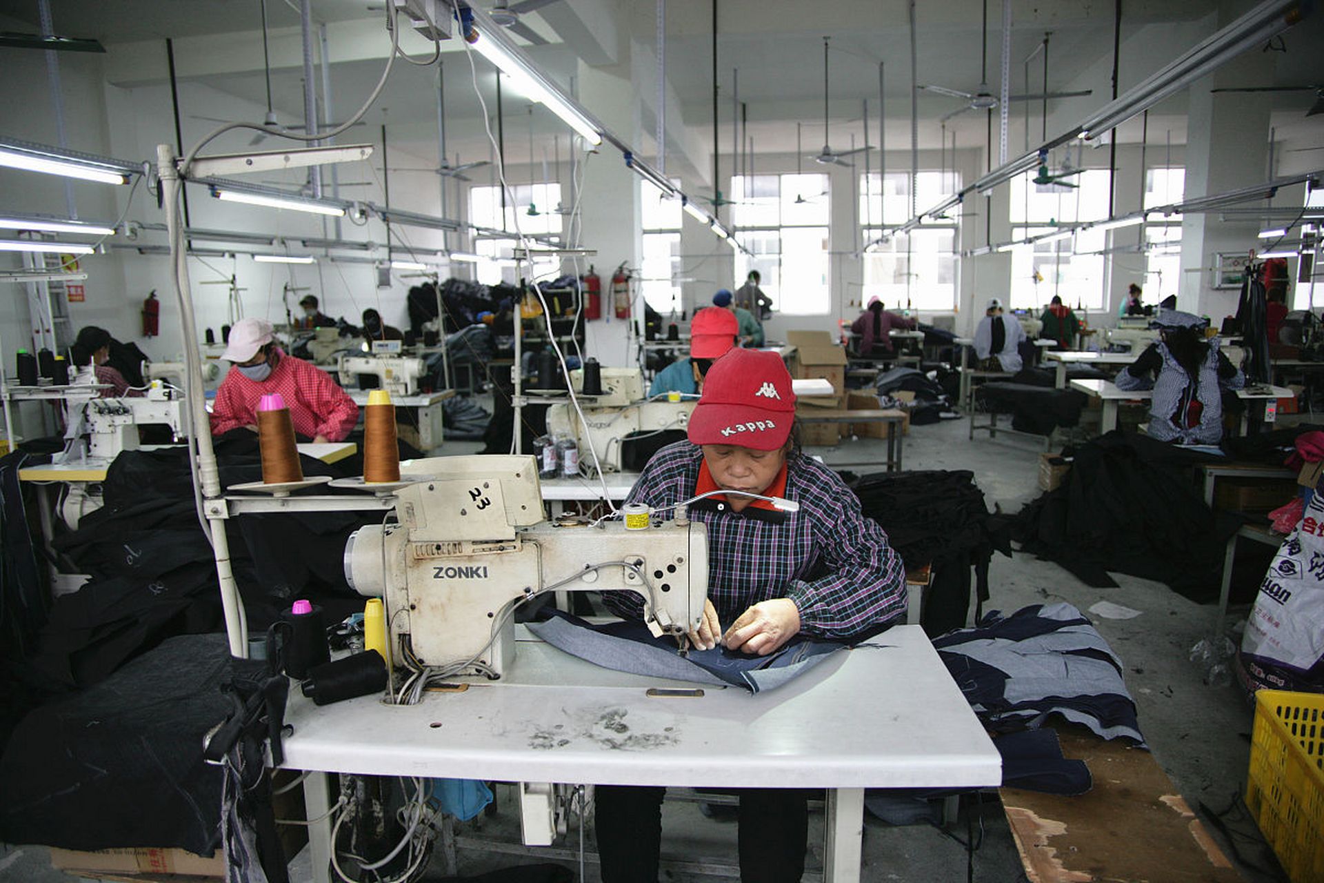 服装加工厂忙活一年,结果品牌方跑路,这种事情确实让人欲哭无泪.为了