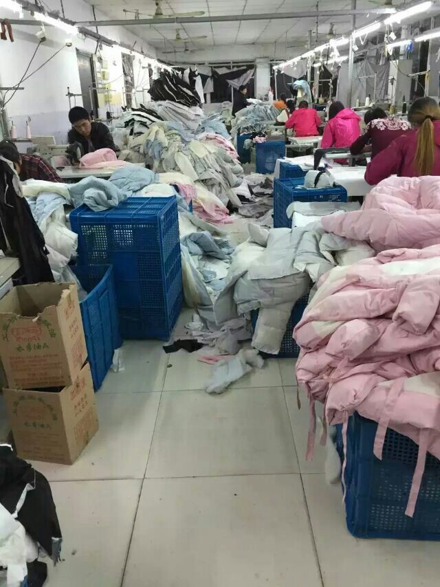 冬季热销 新款羽绒服赶工忙，厂家直销品质与价格双优